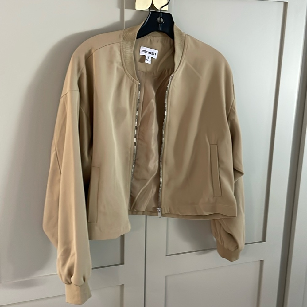 Woman loose bomber jacket
Neutral color tan
Steve Madden